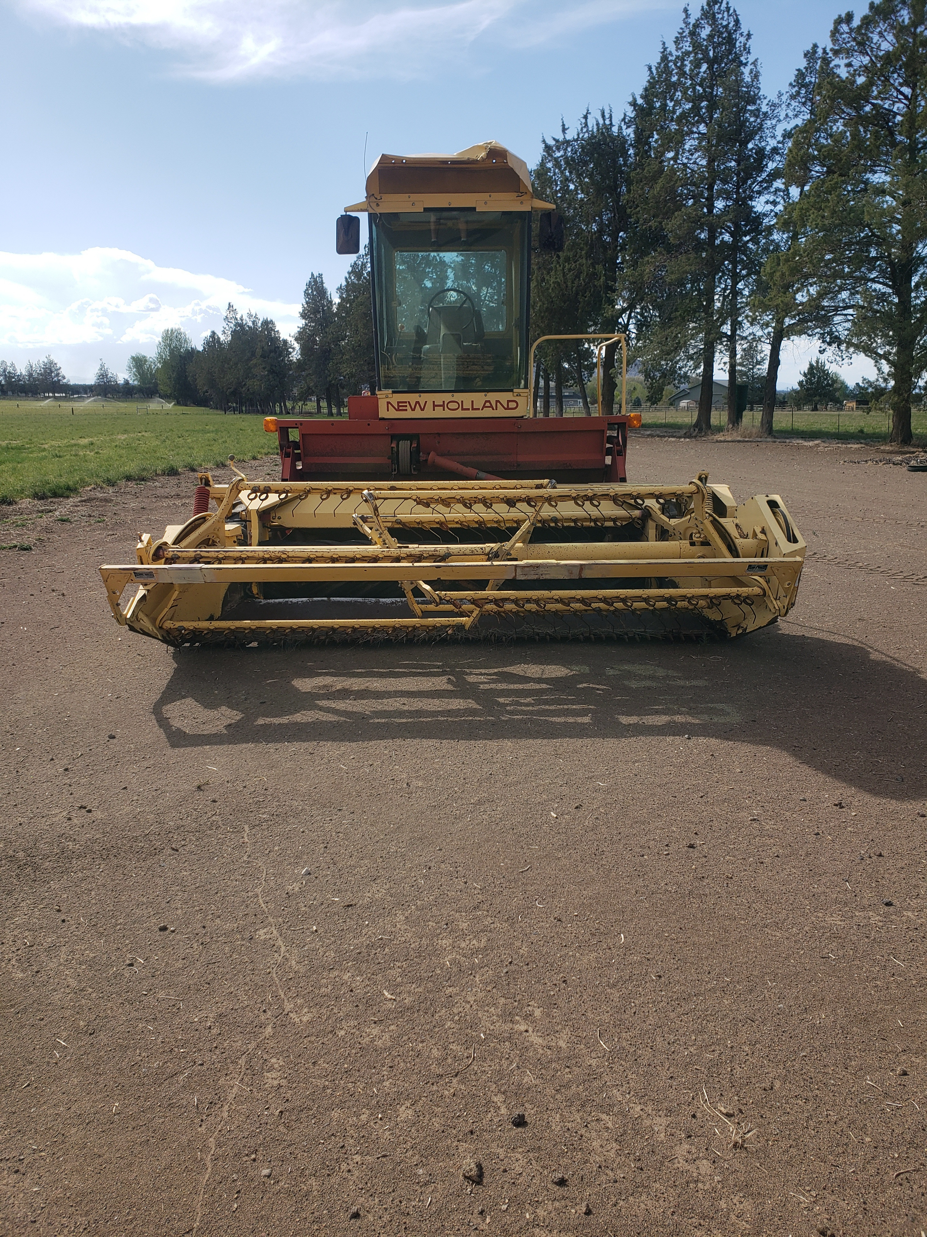 1985 NEW HOLLAND 1496 Swather in Redmond, OR