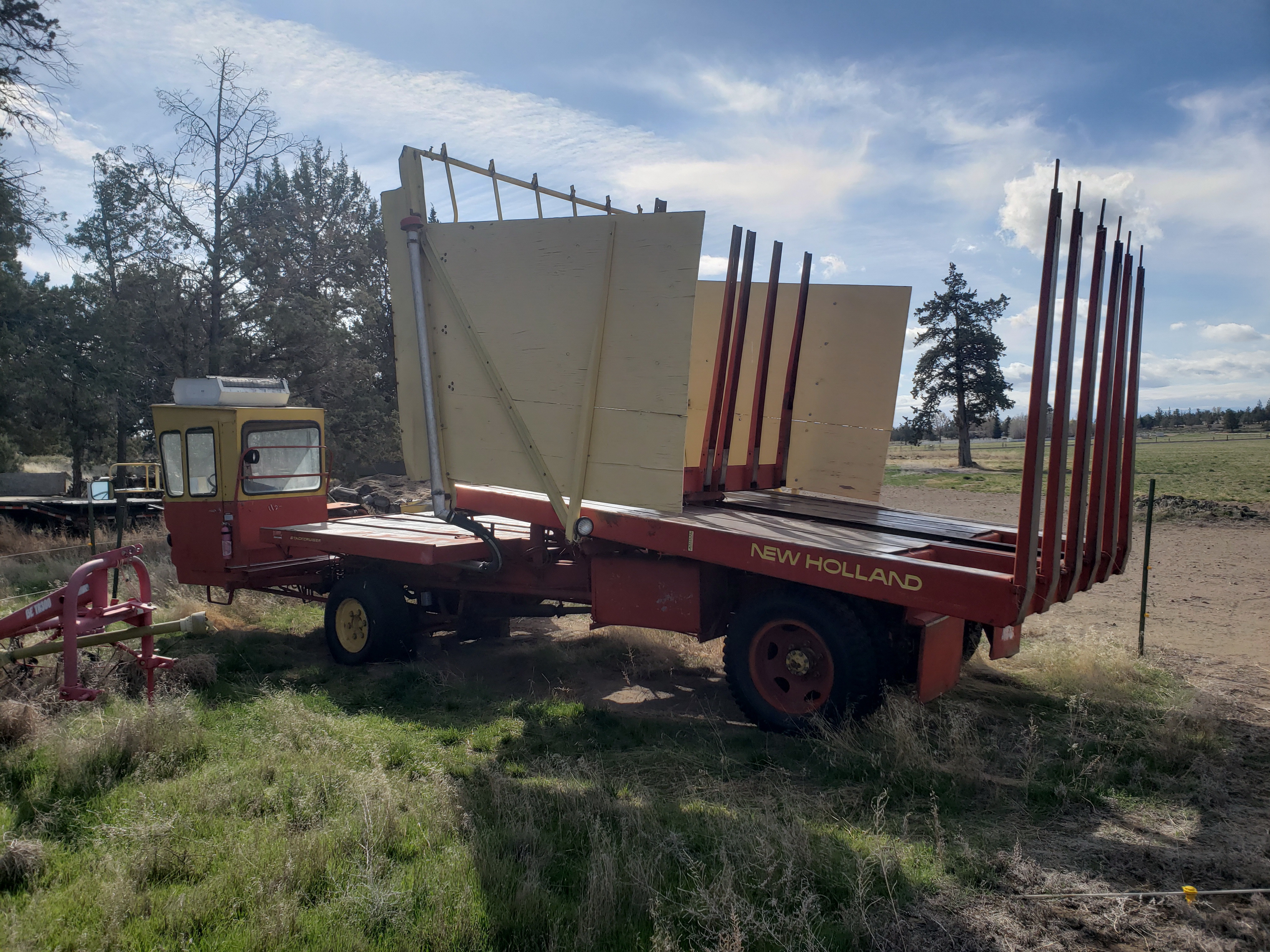 1976 NEW HOLLAND Super 1049 Bale Wagon in Redmond, OR