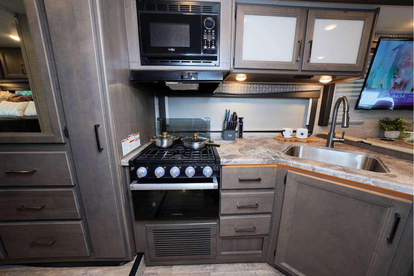 A photo of this 2023 Thor Motor Coach Quantum SE 31WV