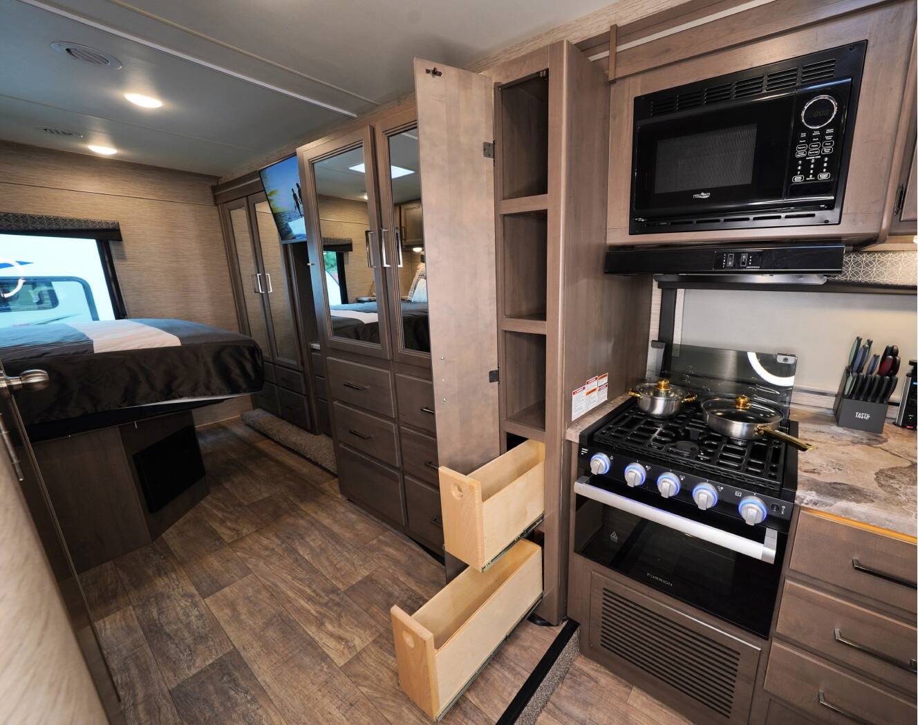 A photo of this 2023 Thor Motor Coach Quantum SE 31WV