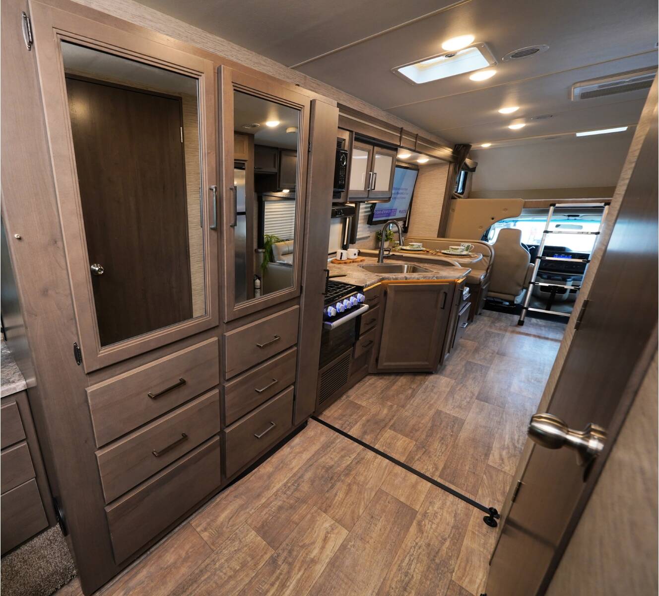A photo of this 2023 Thor Motor Coach Quantum SE 31WV