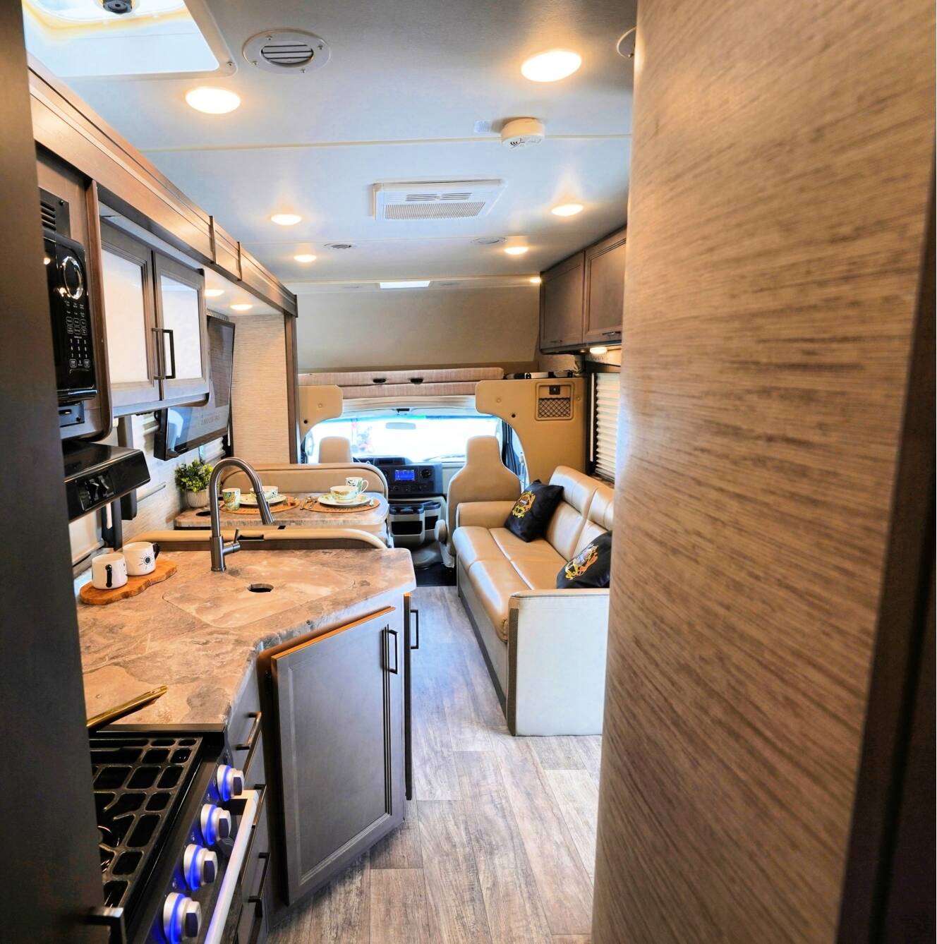 A photo of this 2023 Thor Motor Coach Quantum SE 31WV