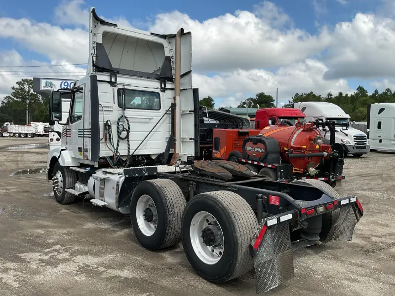 2018 VOLVO VNL300