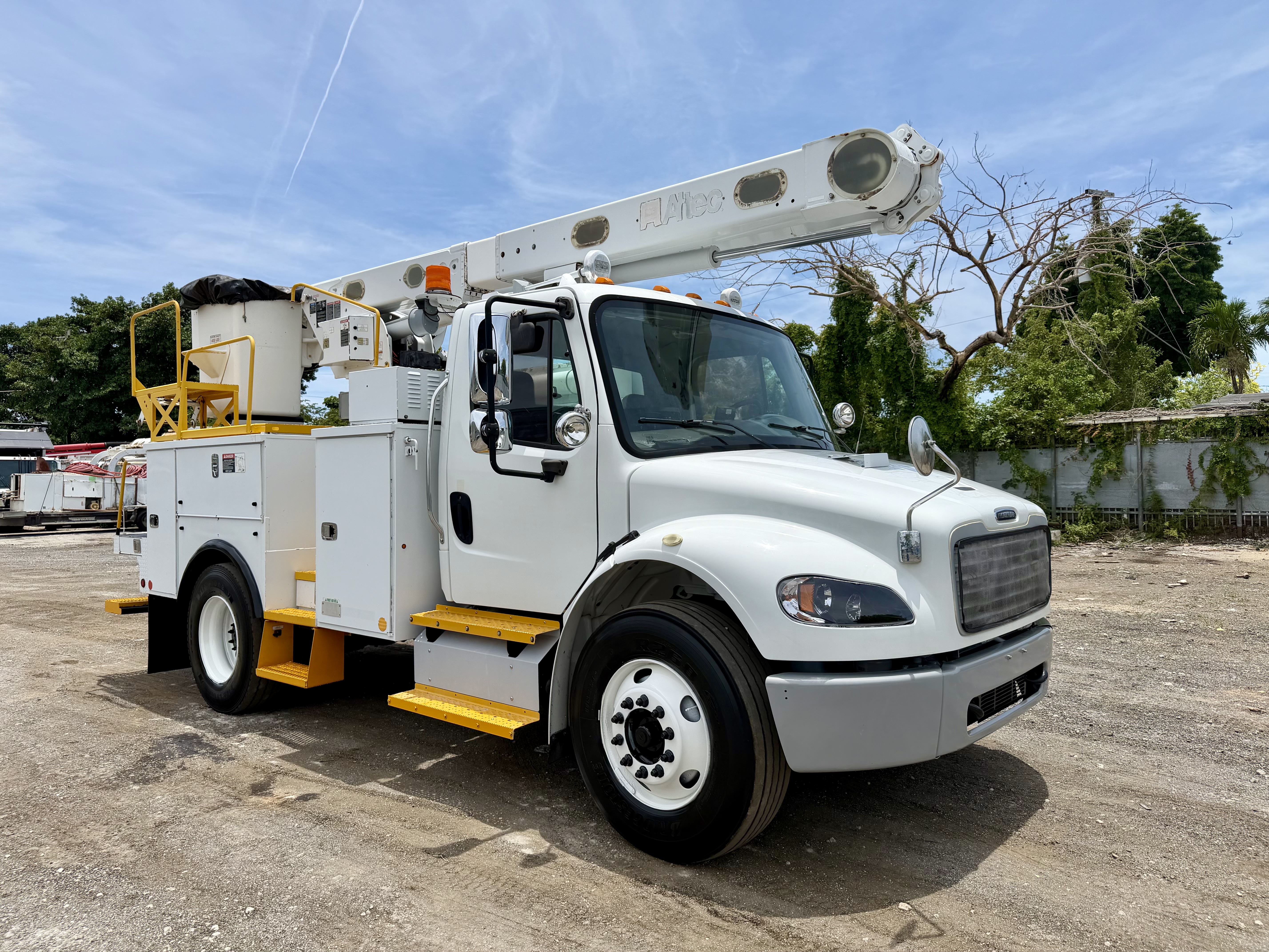 2013 FREIGHTLINER BUSINESS CLASS M2 106 in Miami, FL