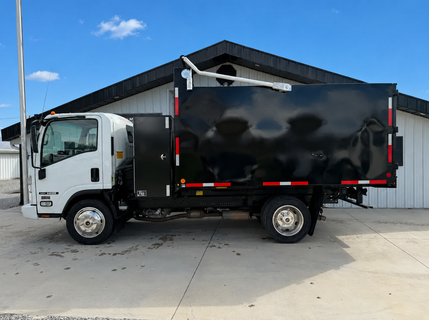 2024 ISUZU NRR in Bluffton, IN