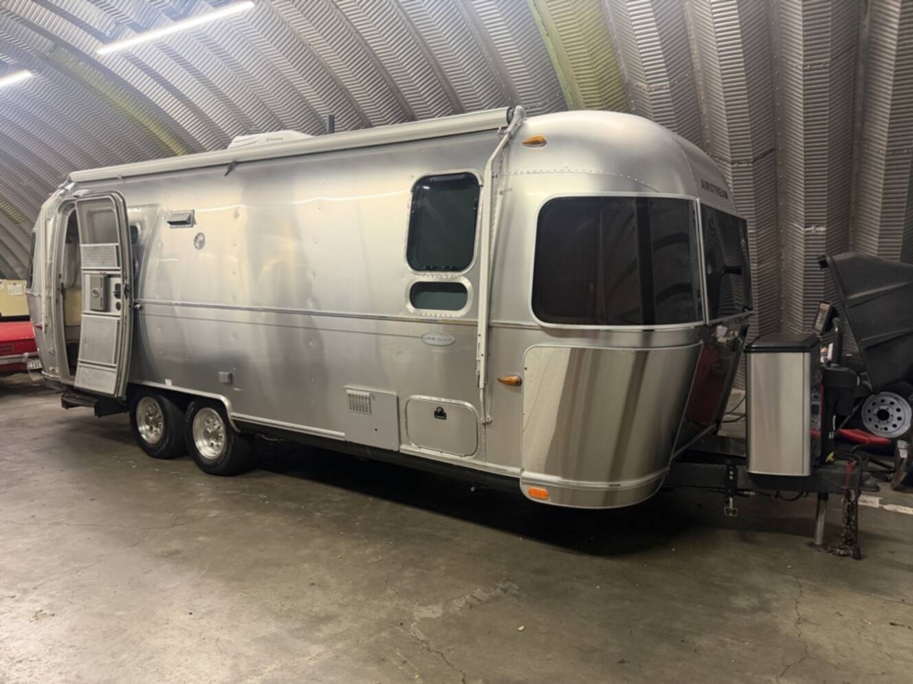 A photo of this 2010 Airstream FLYING CLOUD 25FB QUEEN
