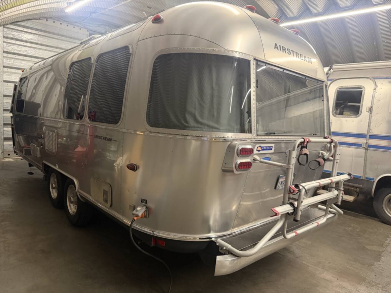 A photo of this 2010 Airstream FLYING CLOUD 25FB QUEEN