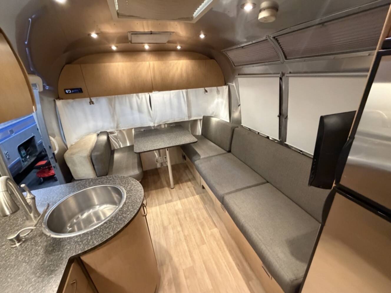 A photo of this 2010 Airstream FLYING CLOUD 25FB QUEEN