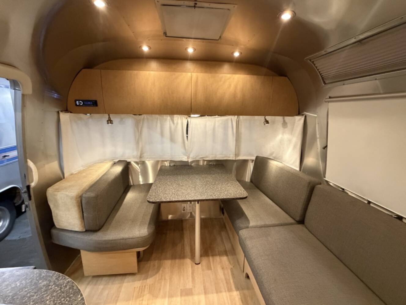 A photo of this 2010 Airstream FLYING CLOUD 25FB QUEEN