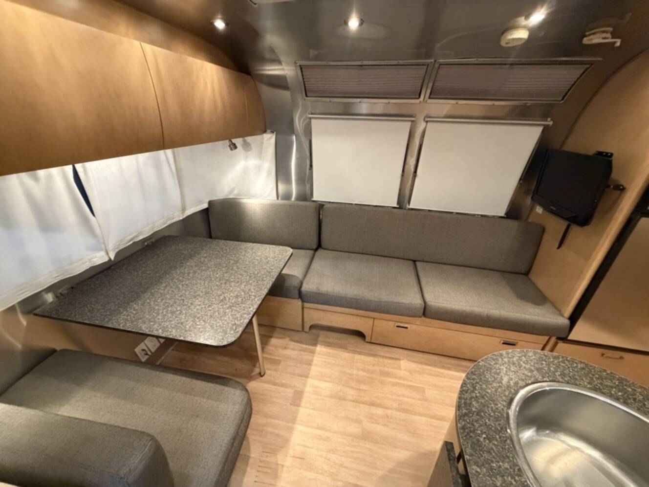 A photo of this 2010 Airstream FLYING CLOUD 25FB QUEEN