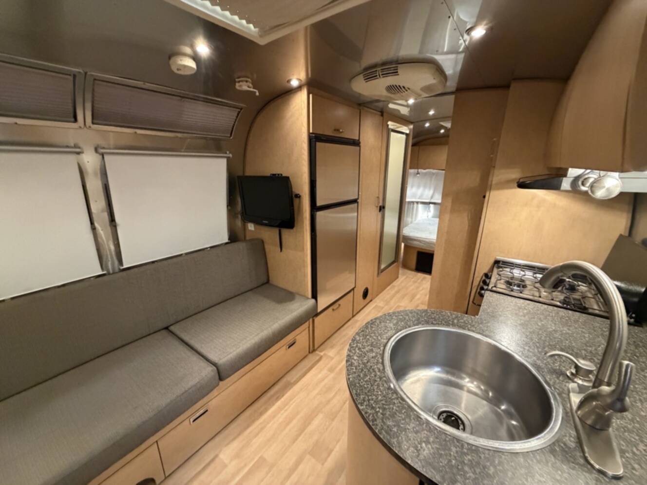 A photo of this 2010 Airstream FLYING CLOUD 25FB QUEEN
