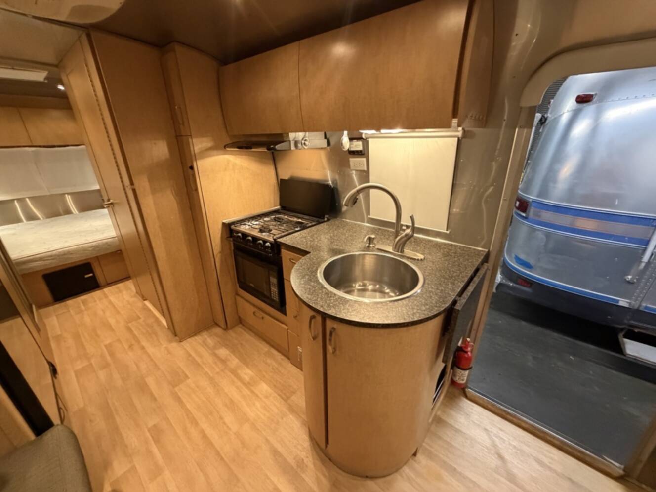 A photo of this 2010 Airstream FLYING CLOUD 25FB QUEEN