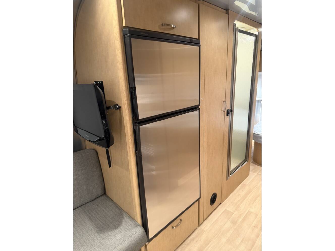 A photo of this 2010 Airstream FLYING CLOUD 25FB QUEEN