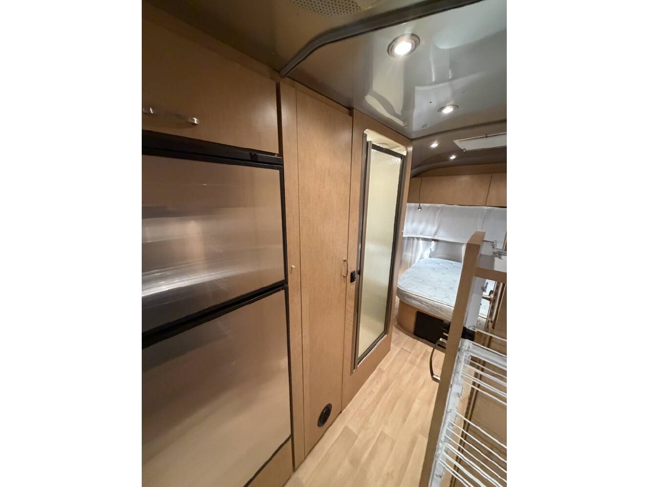 A photo of this 2010 Airstream FLYING CLOUD 25FB QUEEN