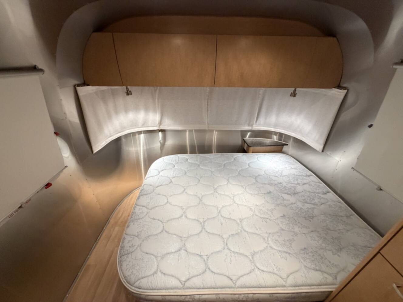 A photo of this 2010 Airstream FLYING CLOUD 25FB QUEEN