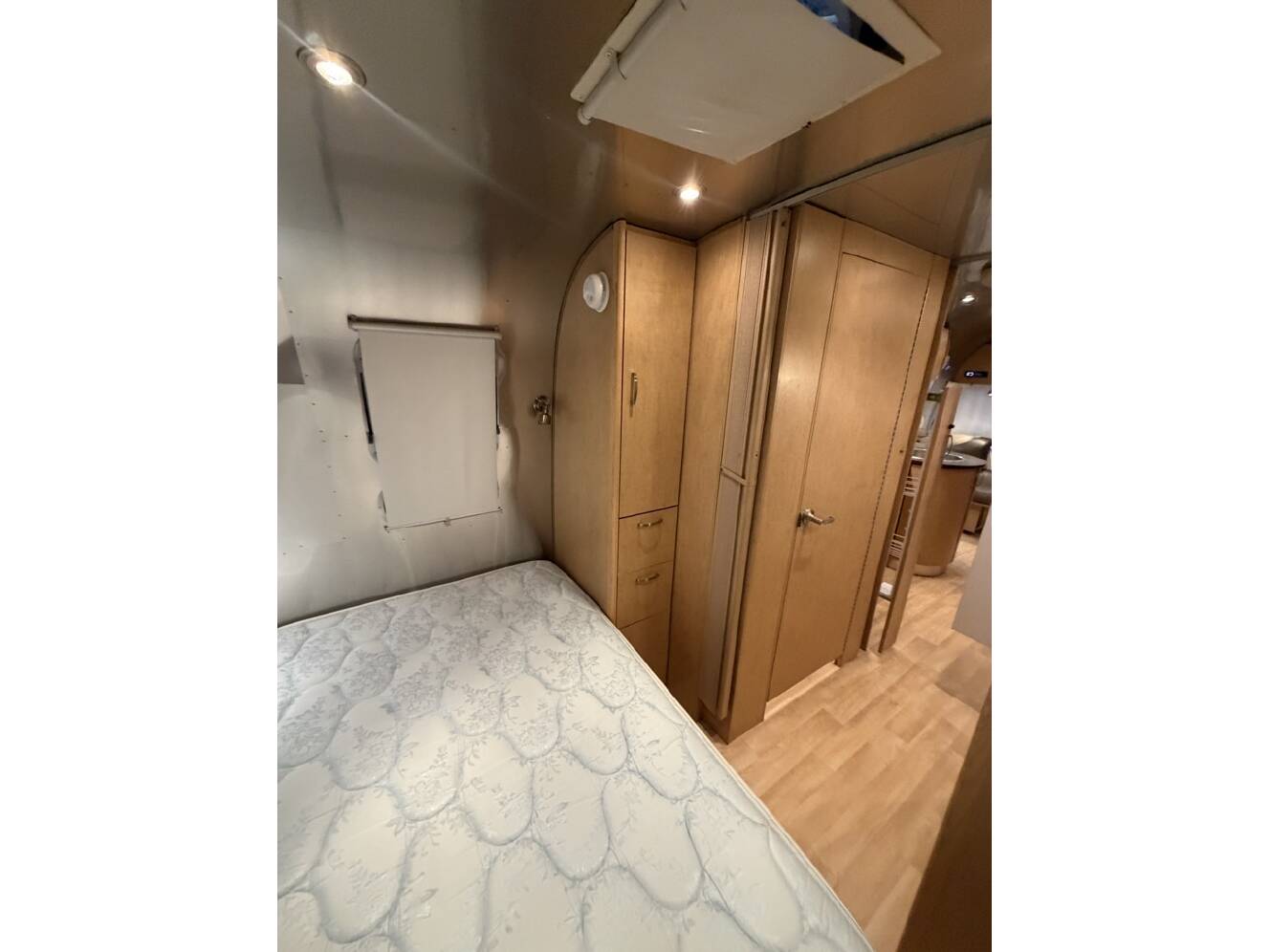A photo of this 2010 Airstream FLYING CLOUD 25FB QUEEN