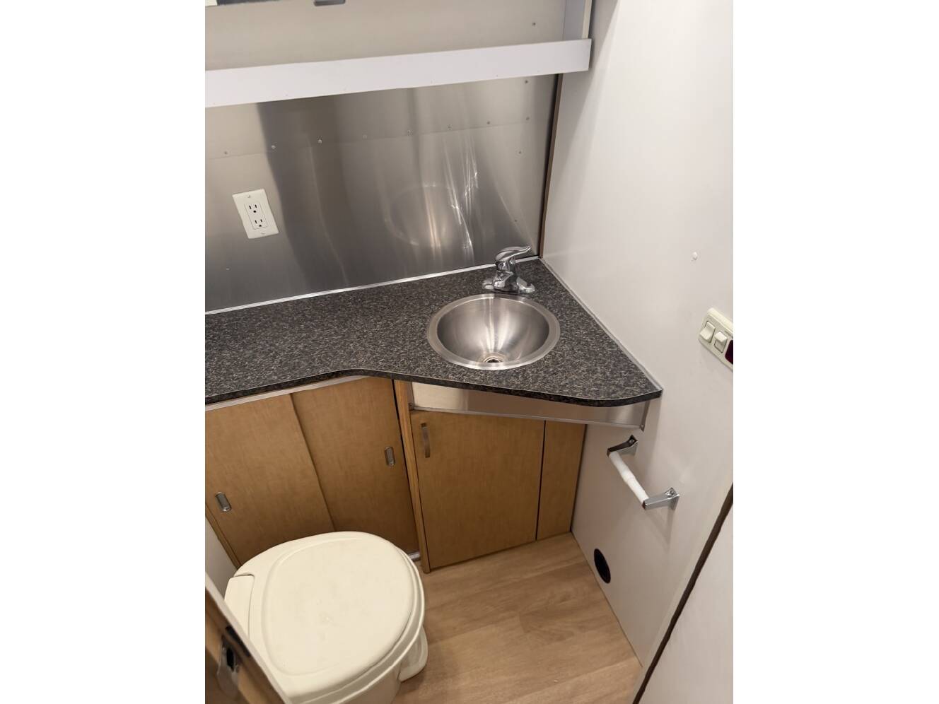 A photo of this 2010 Airstream FLYING CLOUD 25FB QUEEN