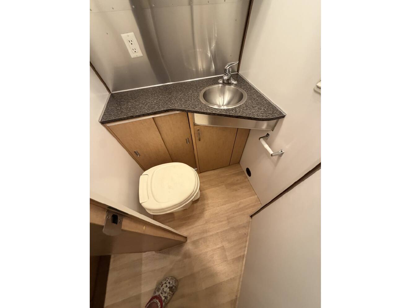 A photo of this 2010 Airstream FLYING CLOUD 25FB QUEEN