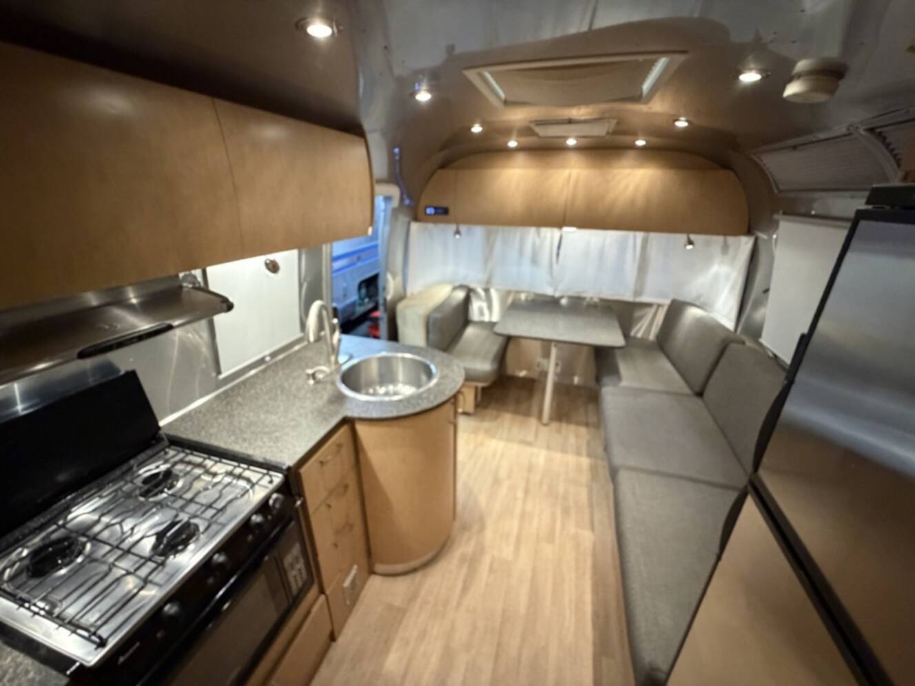 A photo of this 2010 Airstream FLYING CLOUD 25FB QUEEN