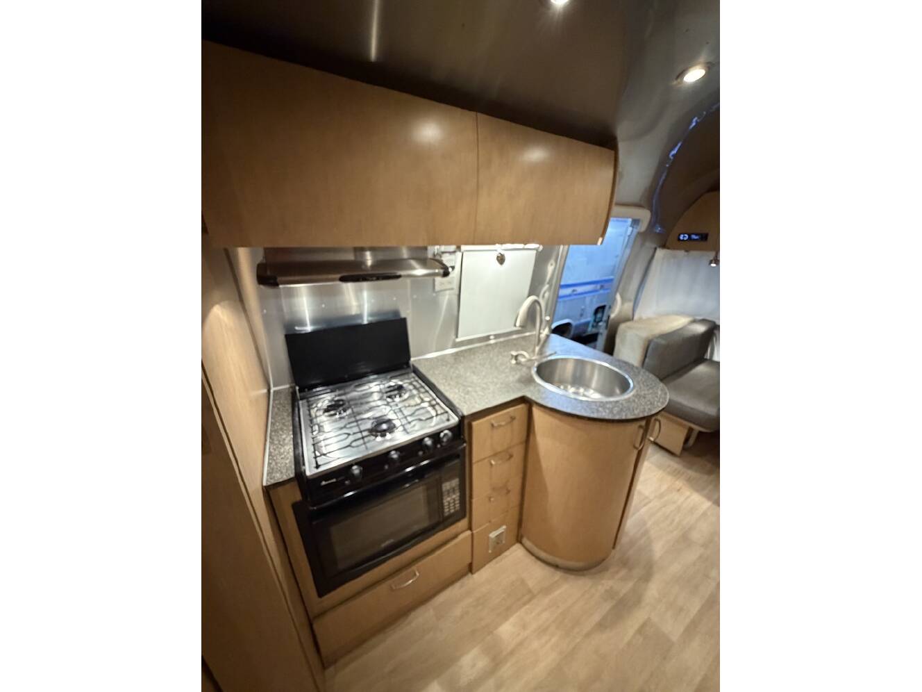 A photo of this 2010 Airstream FLYING CLOUD 25FB QUEEN