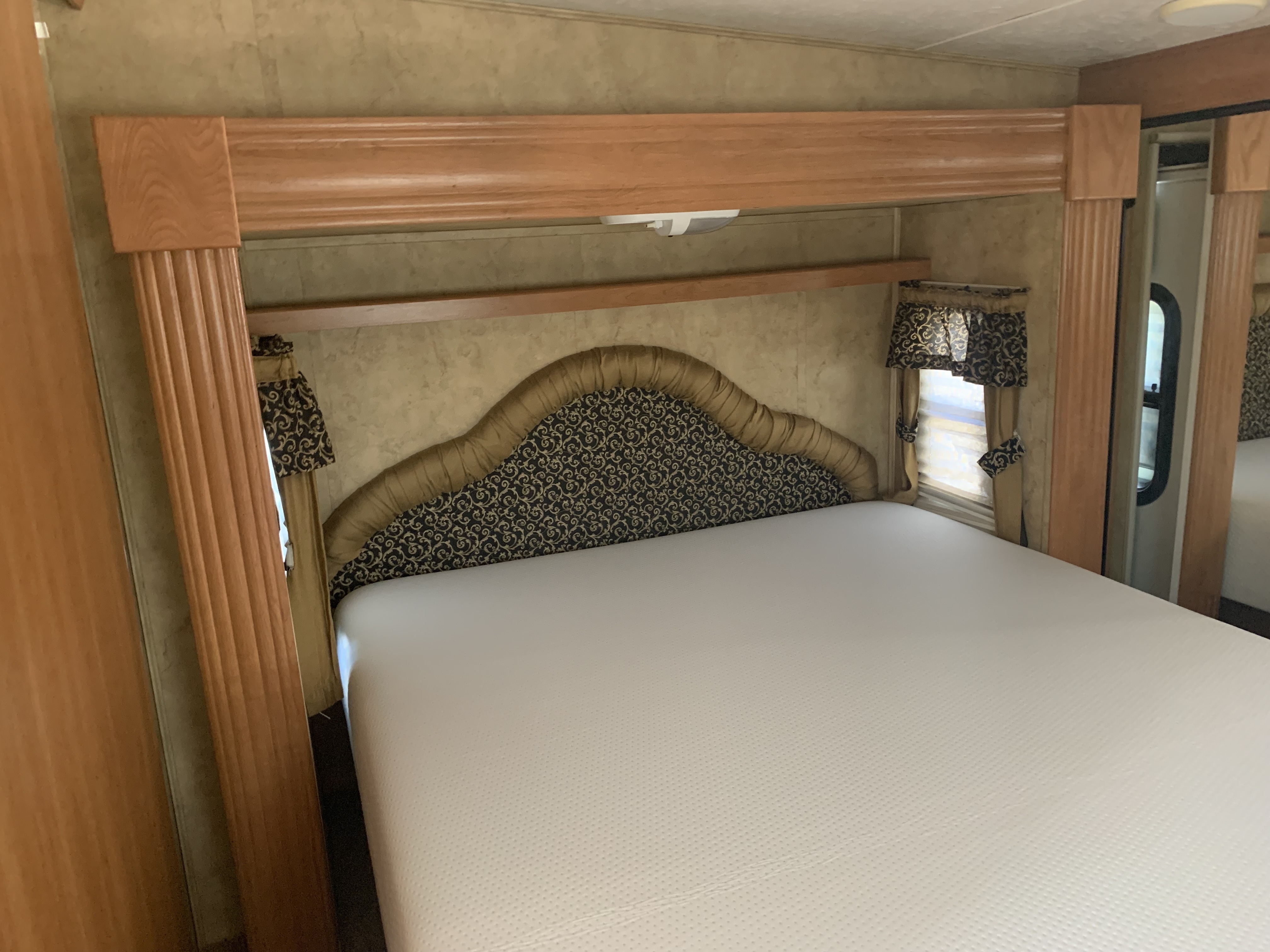 2009 Keystone MONTANA MOUNTAINEER 295RKD in north charleston SC