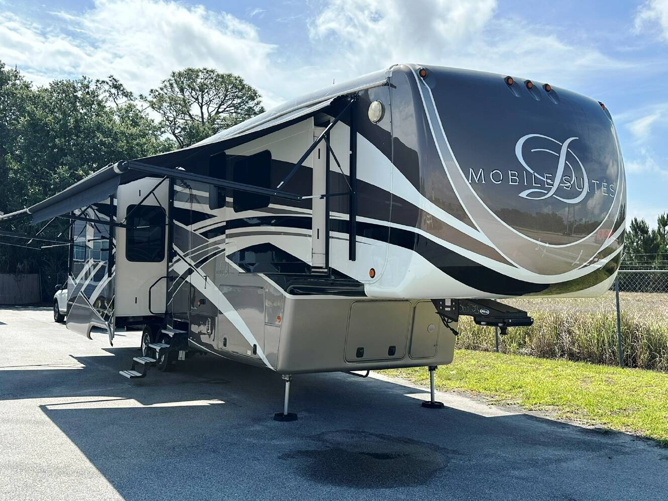 A photo of this 2018 DRV MOBILE SUITES 38RSSA