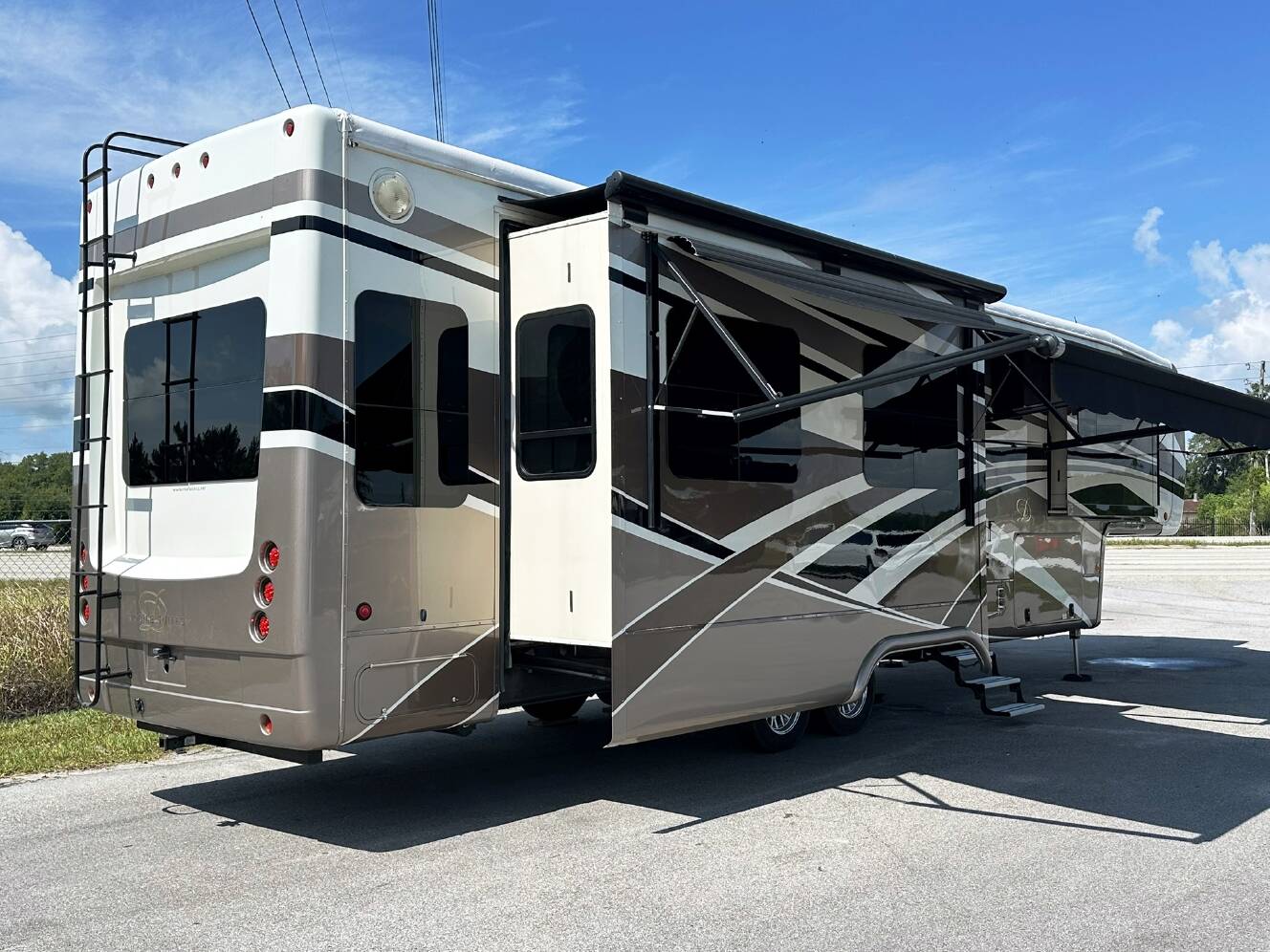 A photo of this 2018 DRV MOBILE SUITES 38RSSA