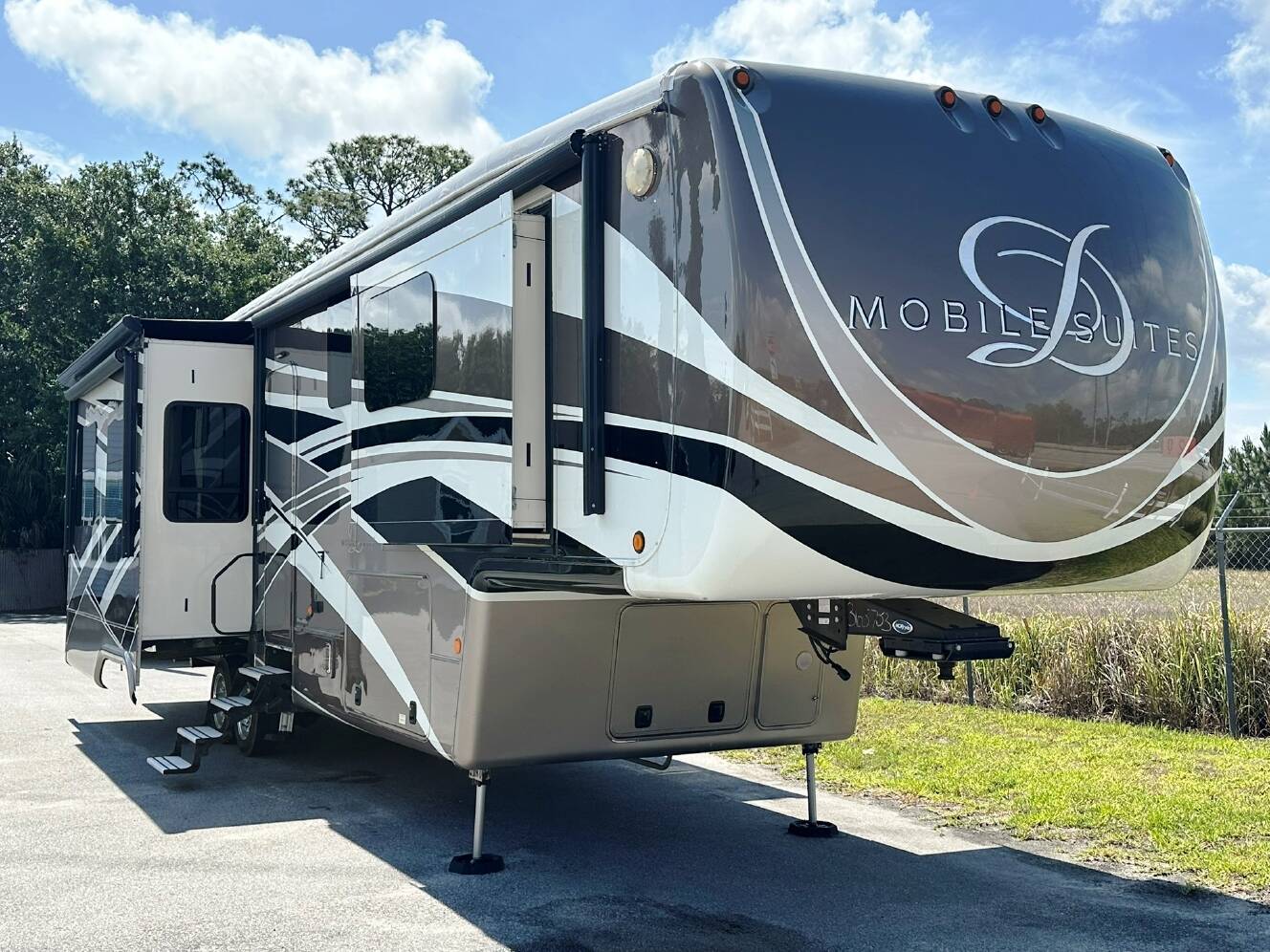 A photo of this 2018 DRV MOBILE SUITES 38RSSA