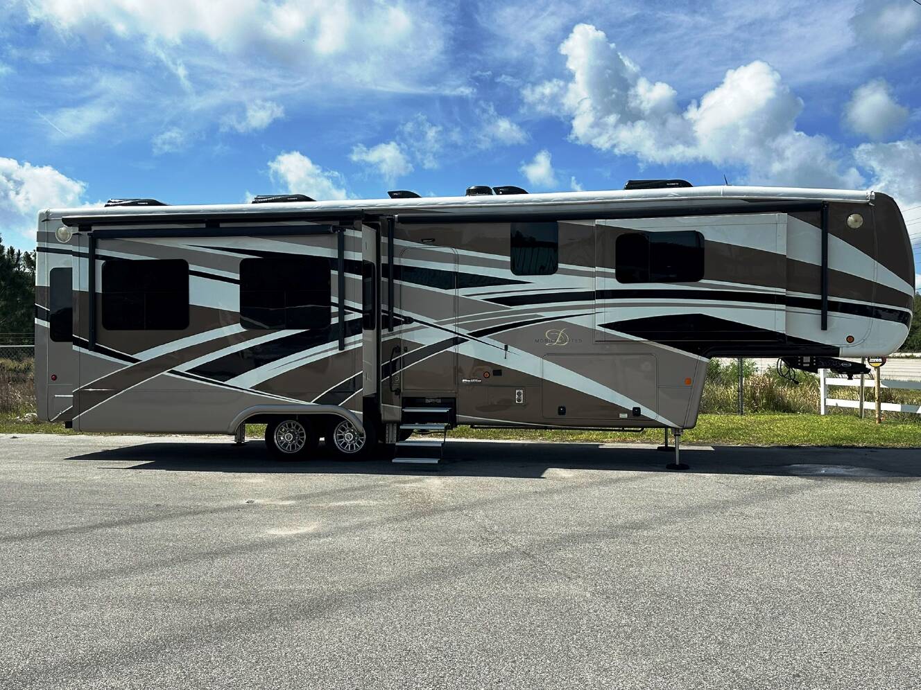 A photo of this 2018 DRV MOBILE SUITES 38RSSA