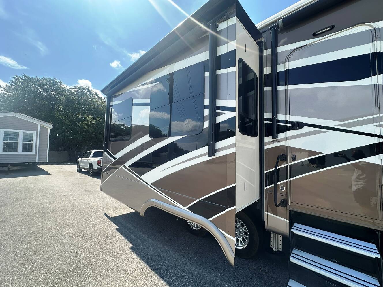 A photo of this 2018 DRV MOBILE SUITES 38RSSA