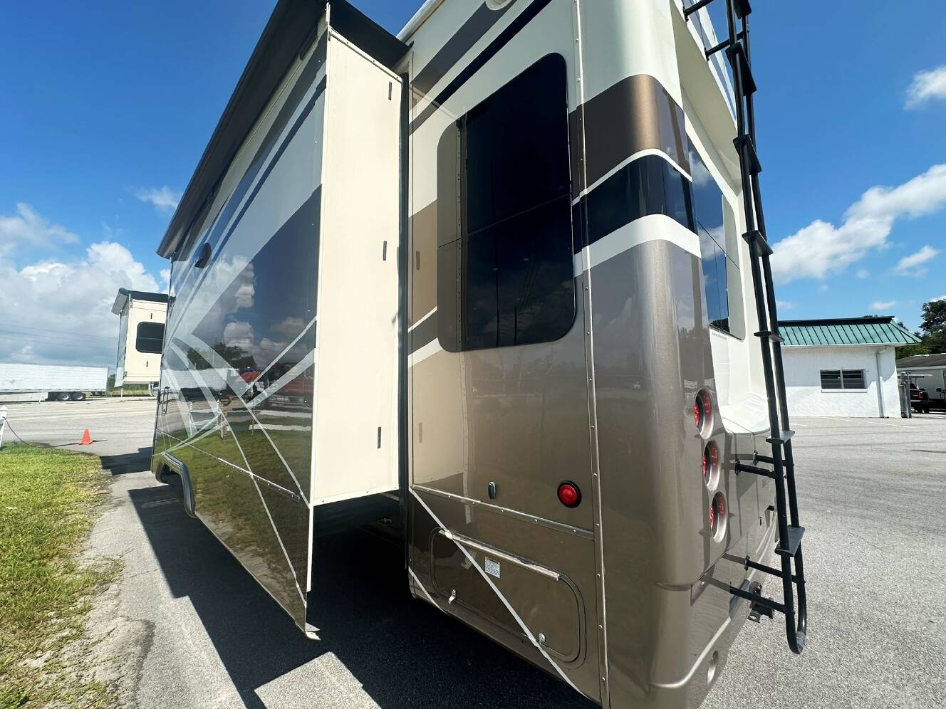 A photo of this 2018 DRV MOBILE SUITES 38RSSA