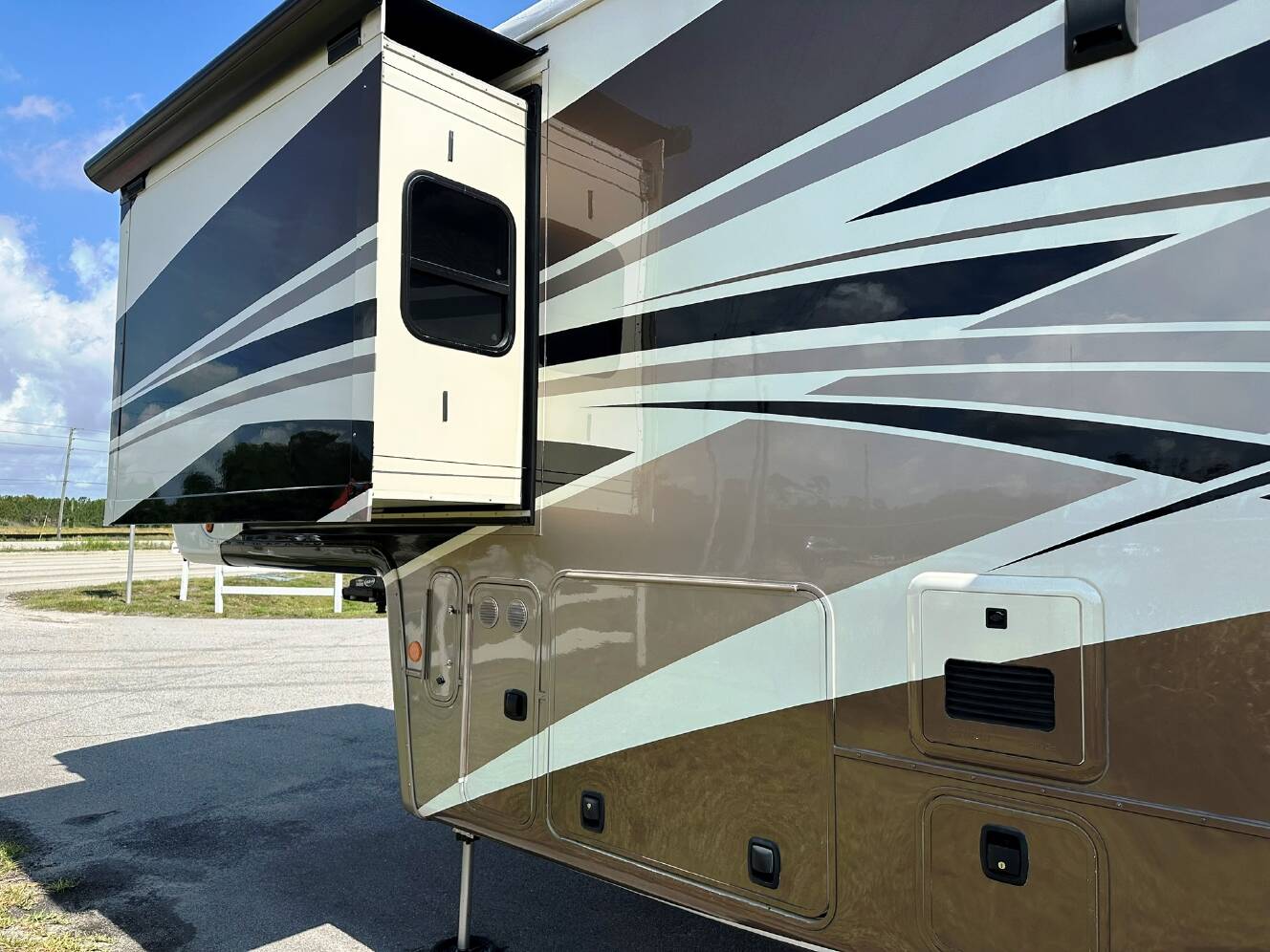 A photo of this 2018 DRV MOBILE SUITES 38RSSA