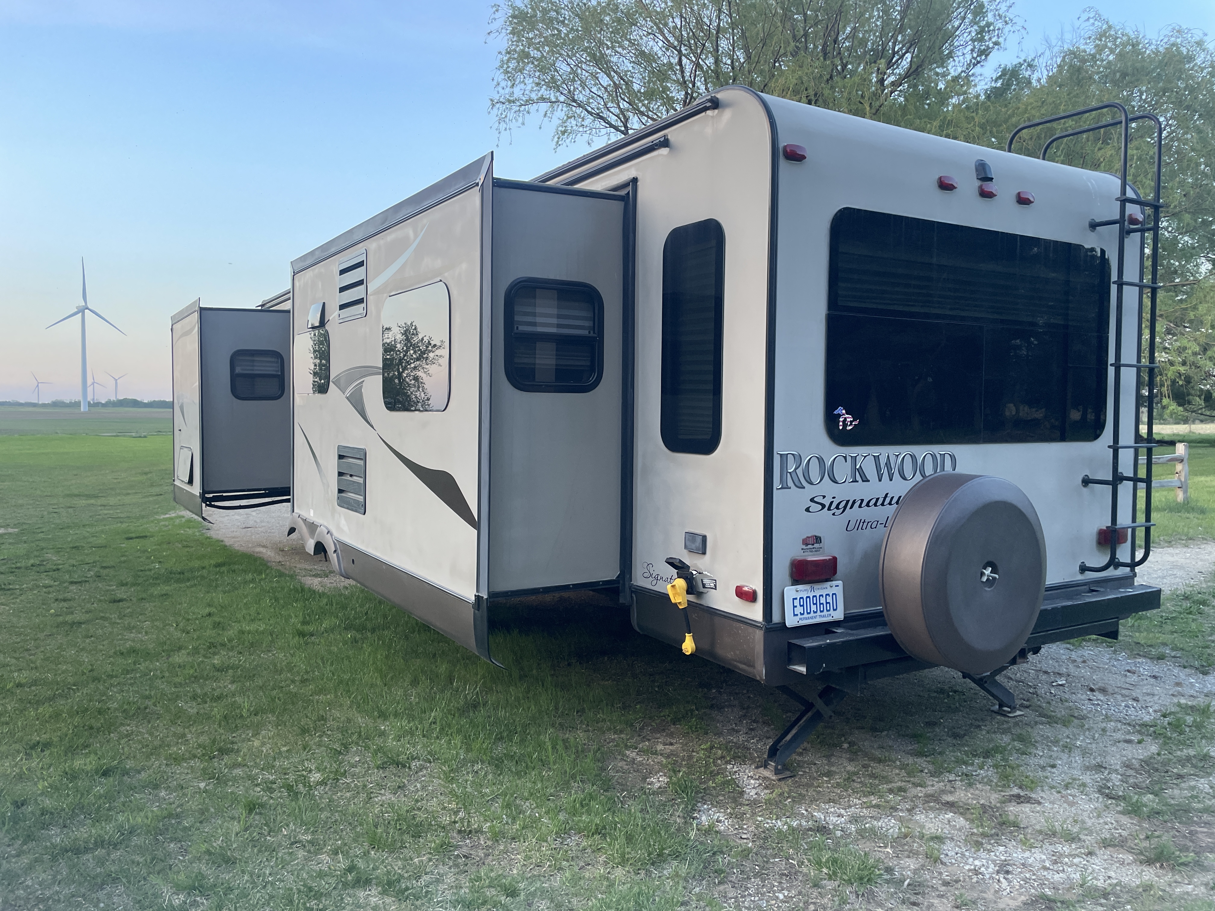 2014 Forest River ROCKWOOD LITE 8318SS RV