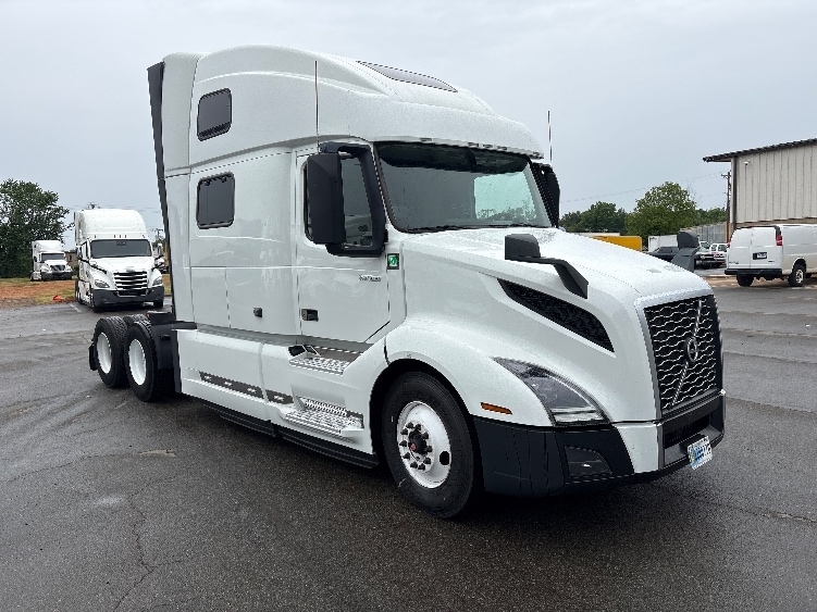 2023 VOLVO VNL64860 in Mebane, NC