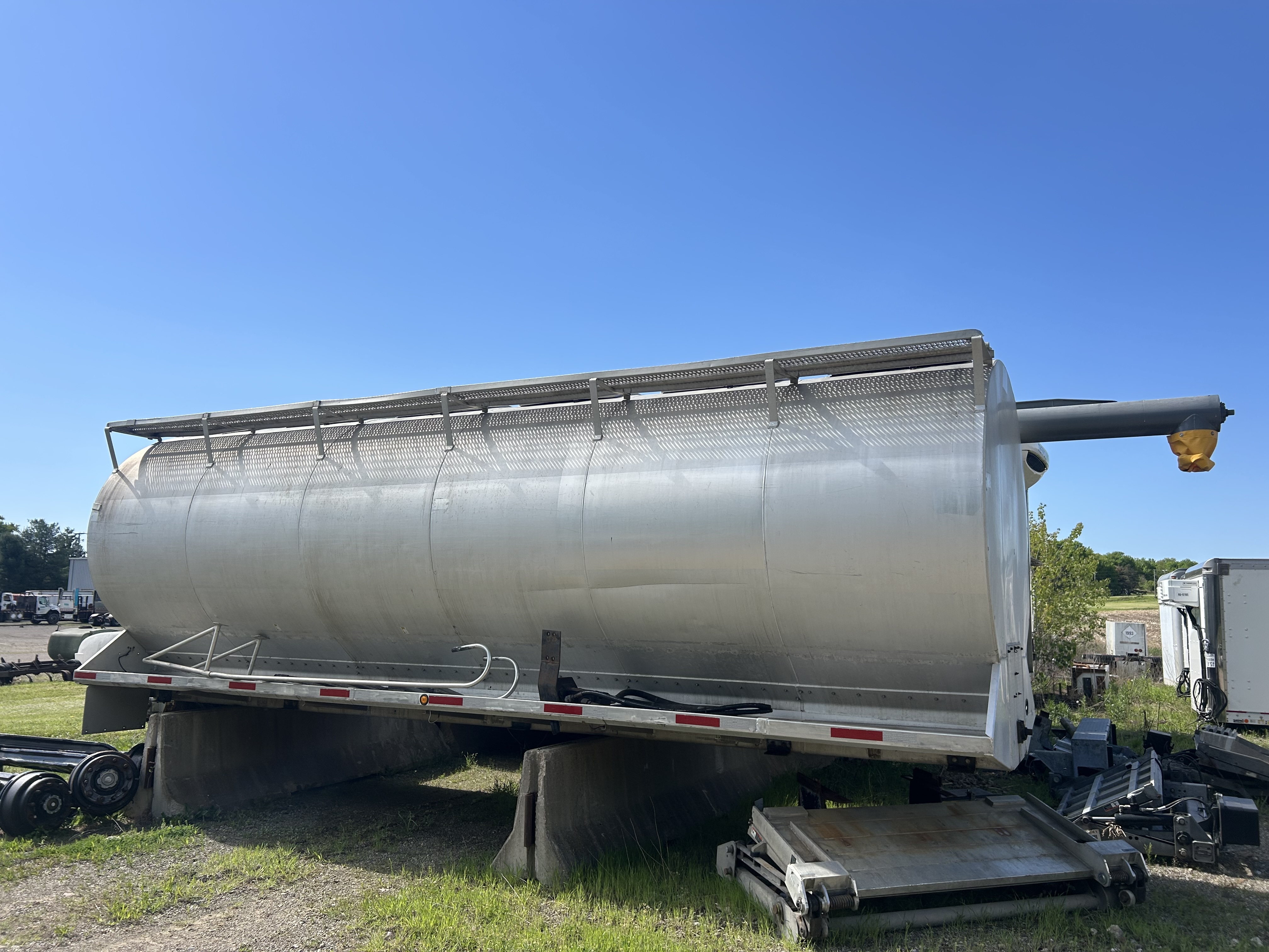 2001 Robertson Truck Sales WARREN FEED TANK in Mount Vernon, OH