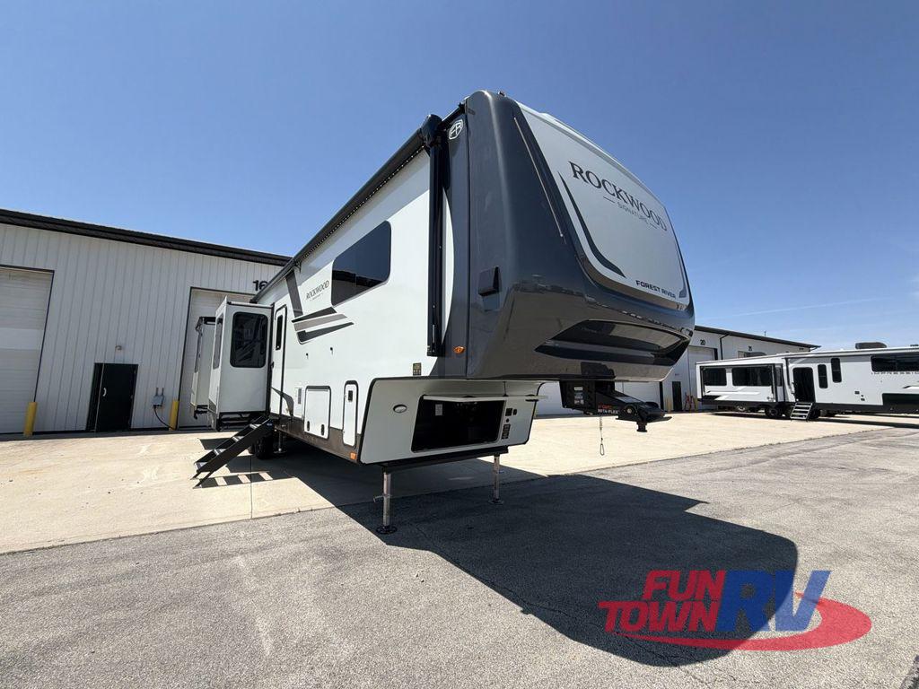 2026 Forest River Rv Rockwood Signature 404SRK in corsicana TX