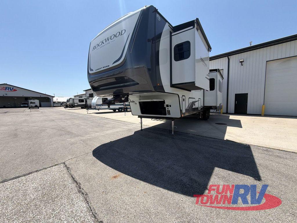 2026 Forest River Rv Rockwood Signature 404SRK in edinhurgh IN