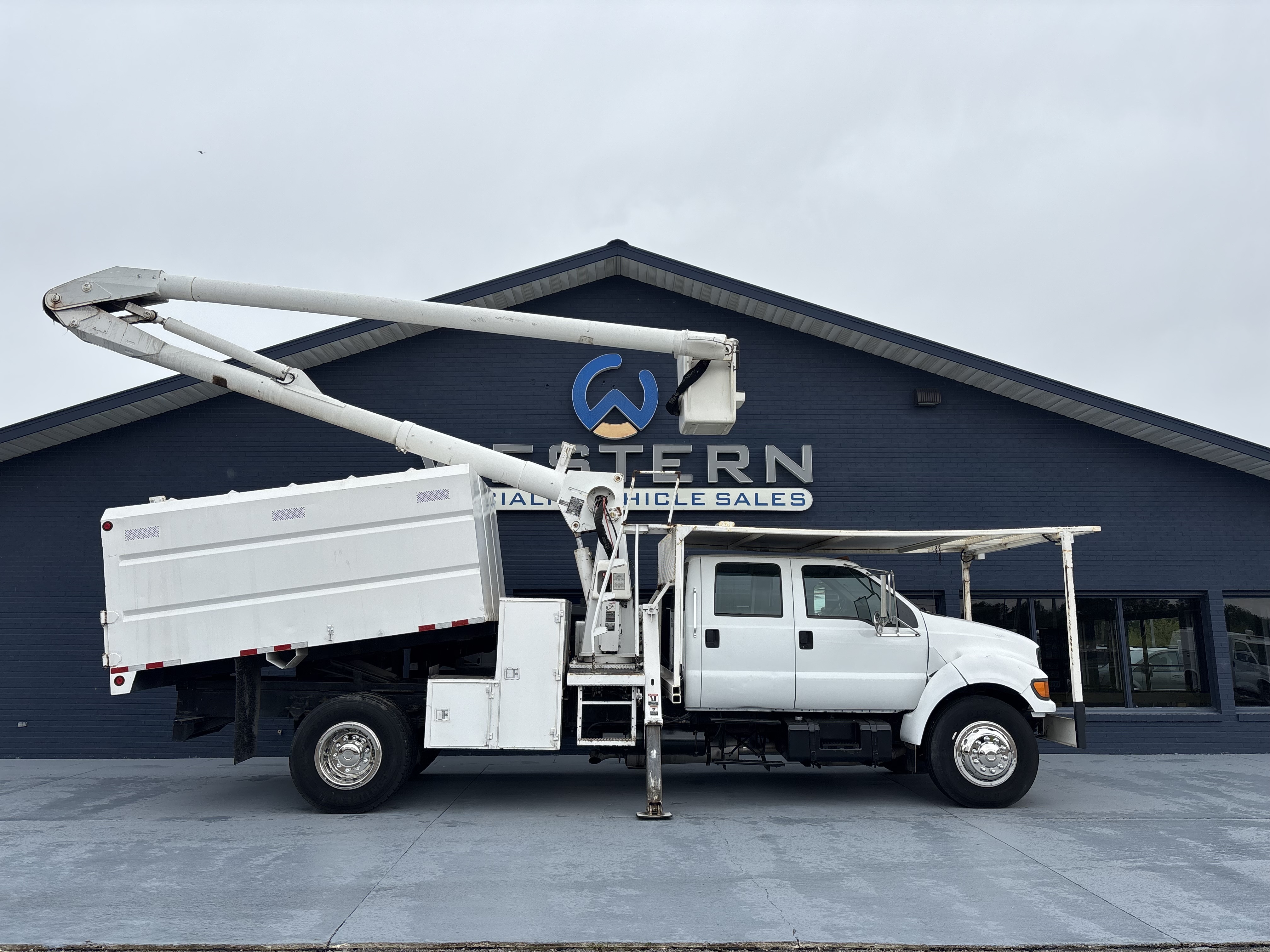 2000 FORD F750 in Braidwood, IL
