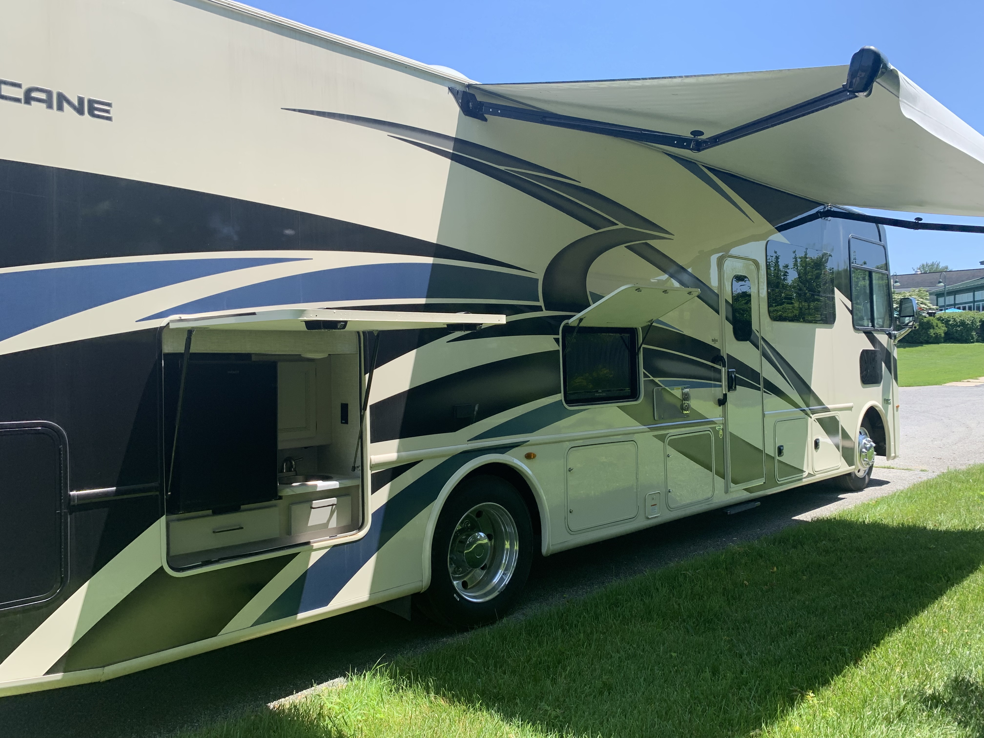 2022 Thor Motor Coach HURRICANE 34J in frederick MD