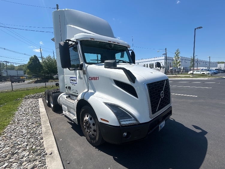 2020 VOLVO VNR64300 in Linden, NJ