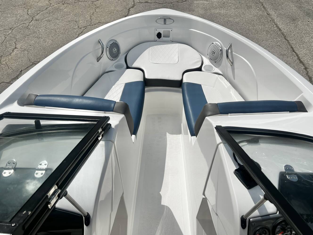 A photo of this 2022 Tahoe 200 S Bowrider