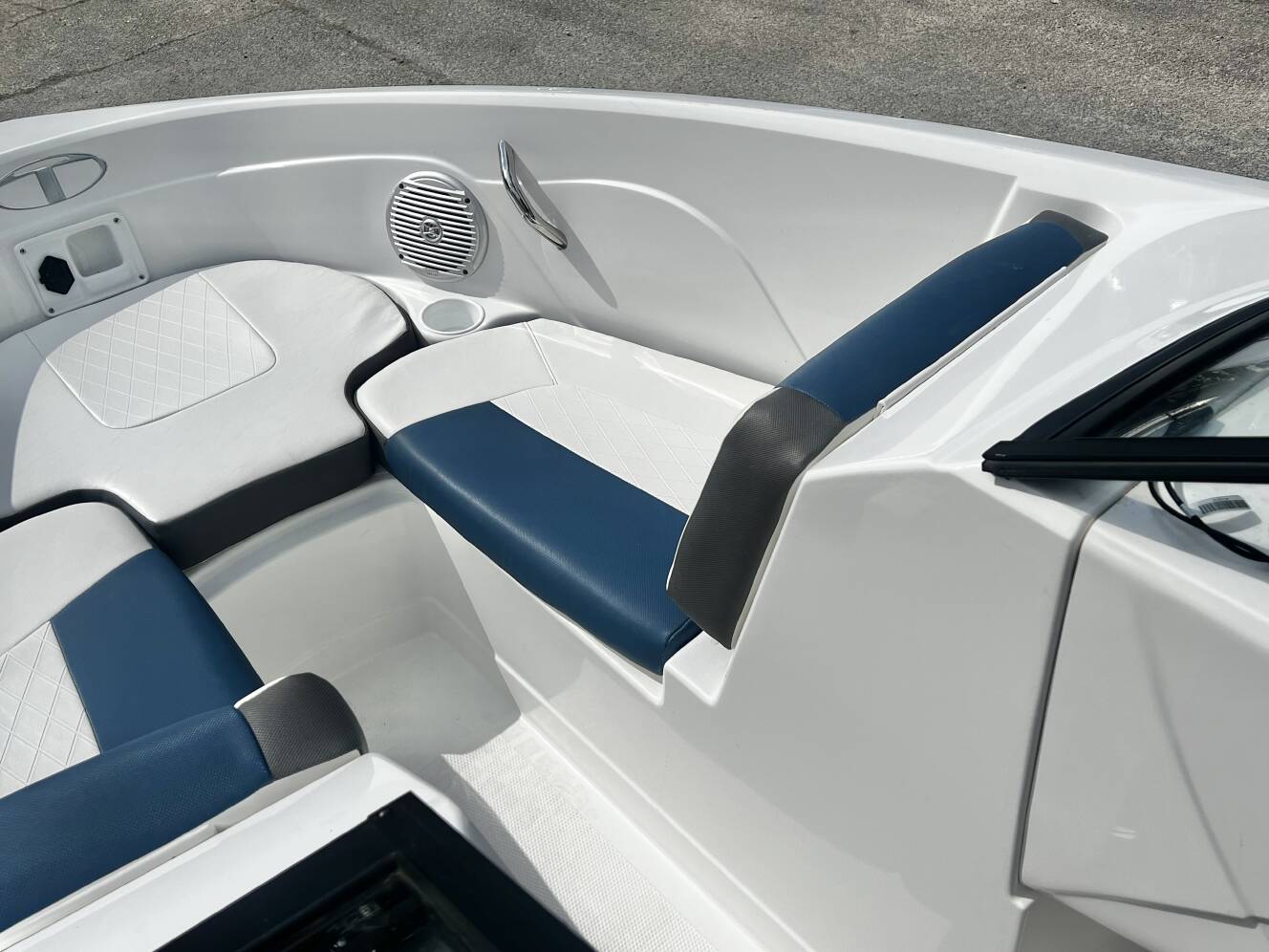 A photo of this 2022 Tahoe 200 S Bowrider