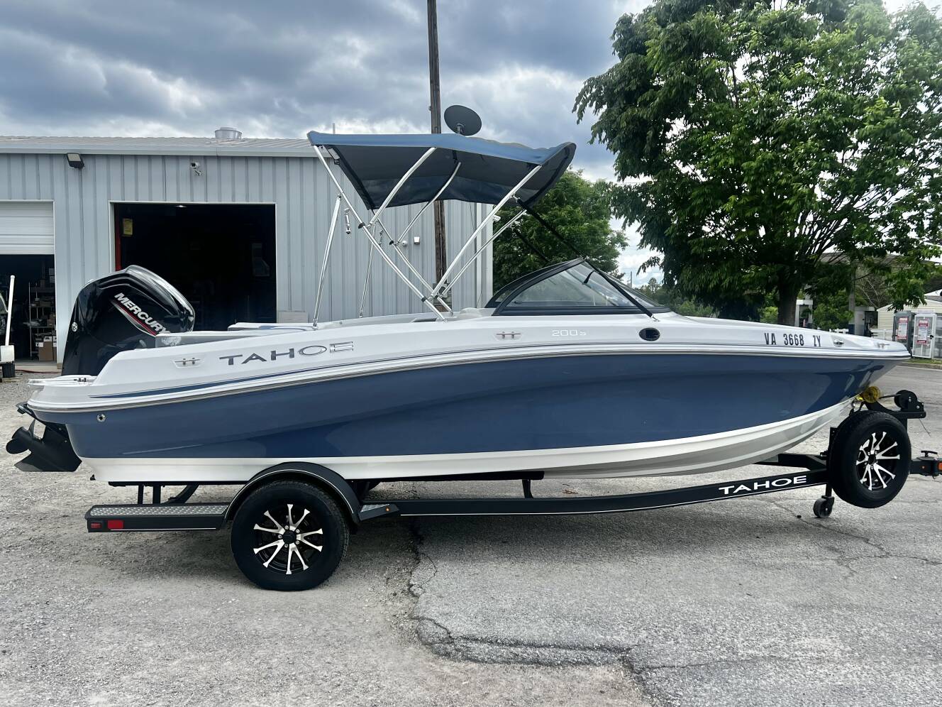A photo of this 2022 Tahoe 200 S Bowrider