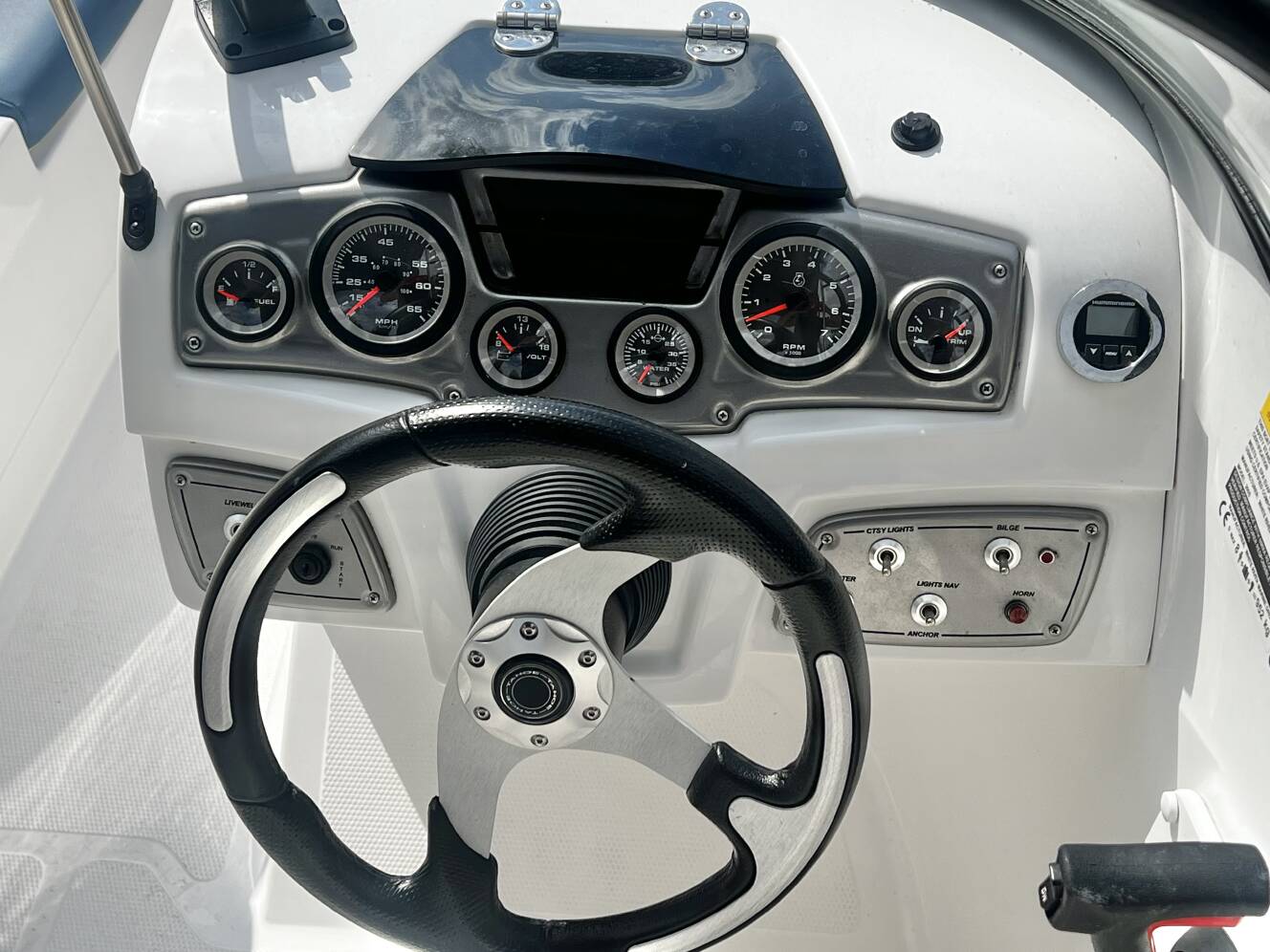 A photo of this 2022 Tahoe 200 S Bowrider