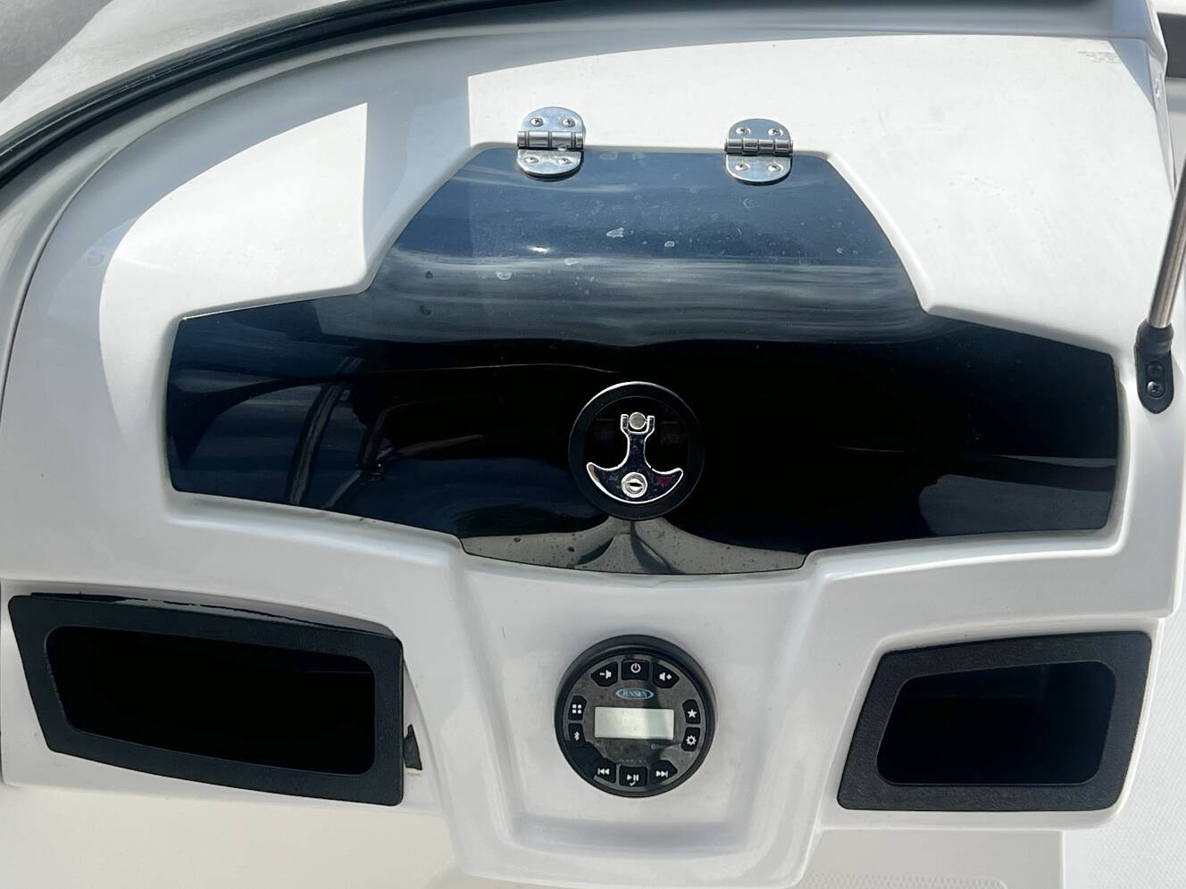 A photo of this 2022 Tahoe 200 S Bowrider