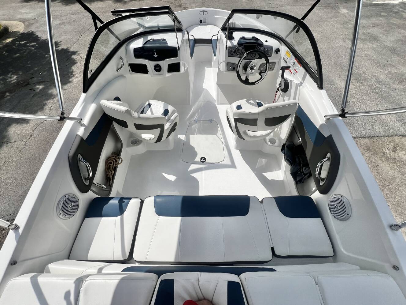A photo of this 2022 Tahoe 200 S Bowrider