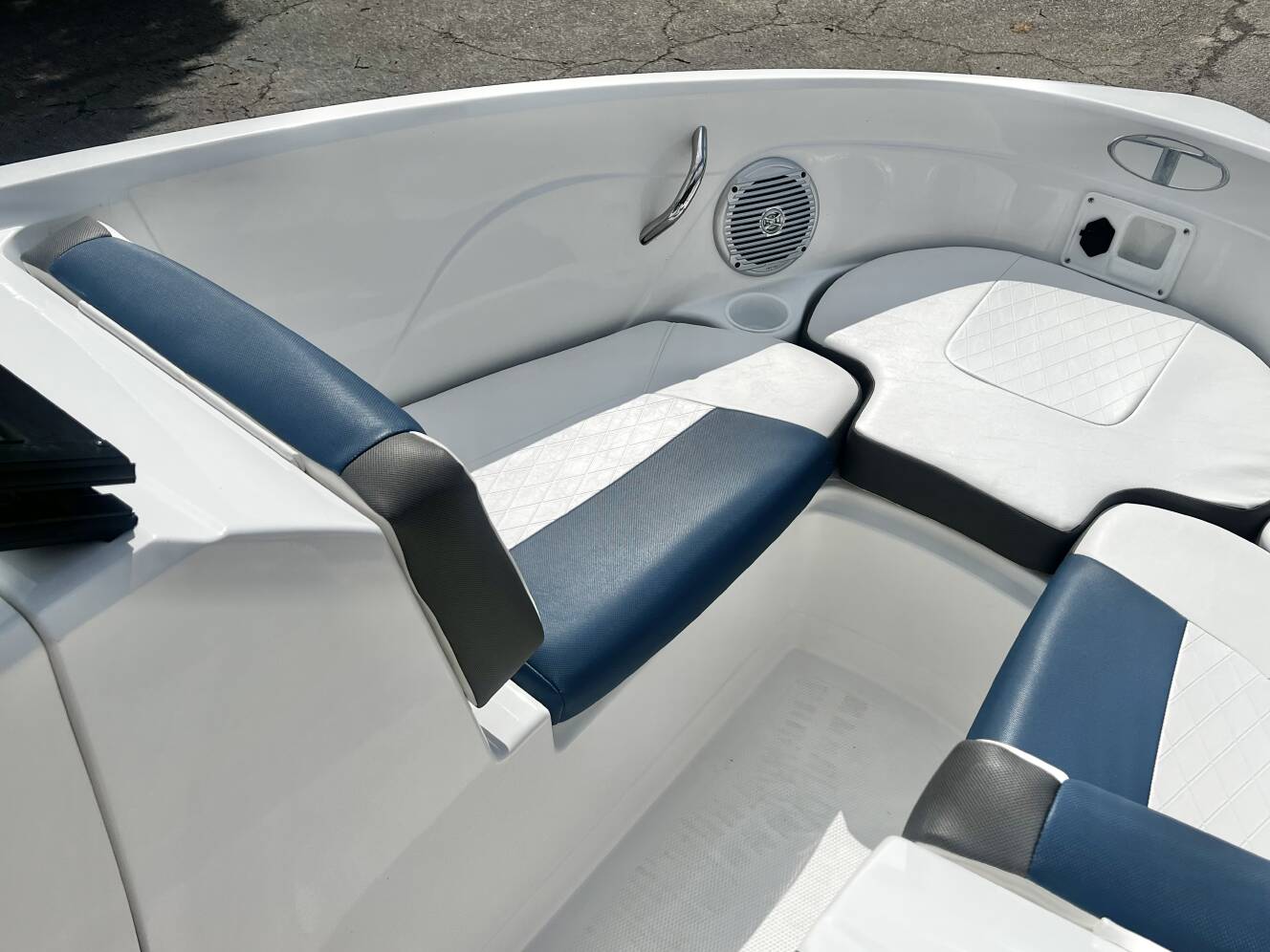 A photo of this 2022 Tahoe 200 S Bowrider