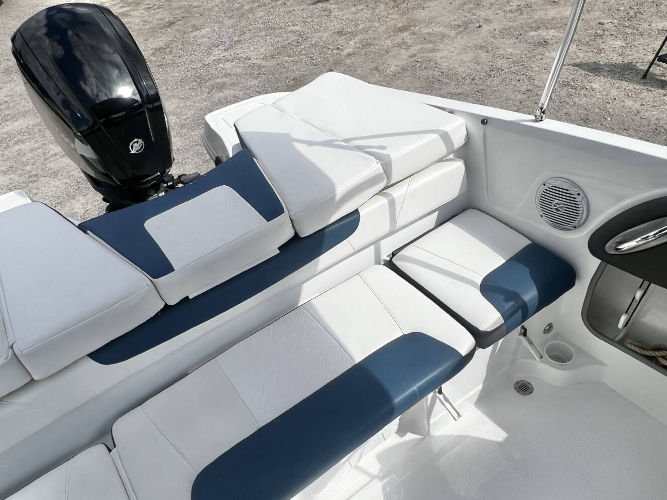 A photo of this 2022 Tahoe 200 S Bowrider