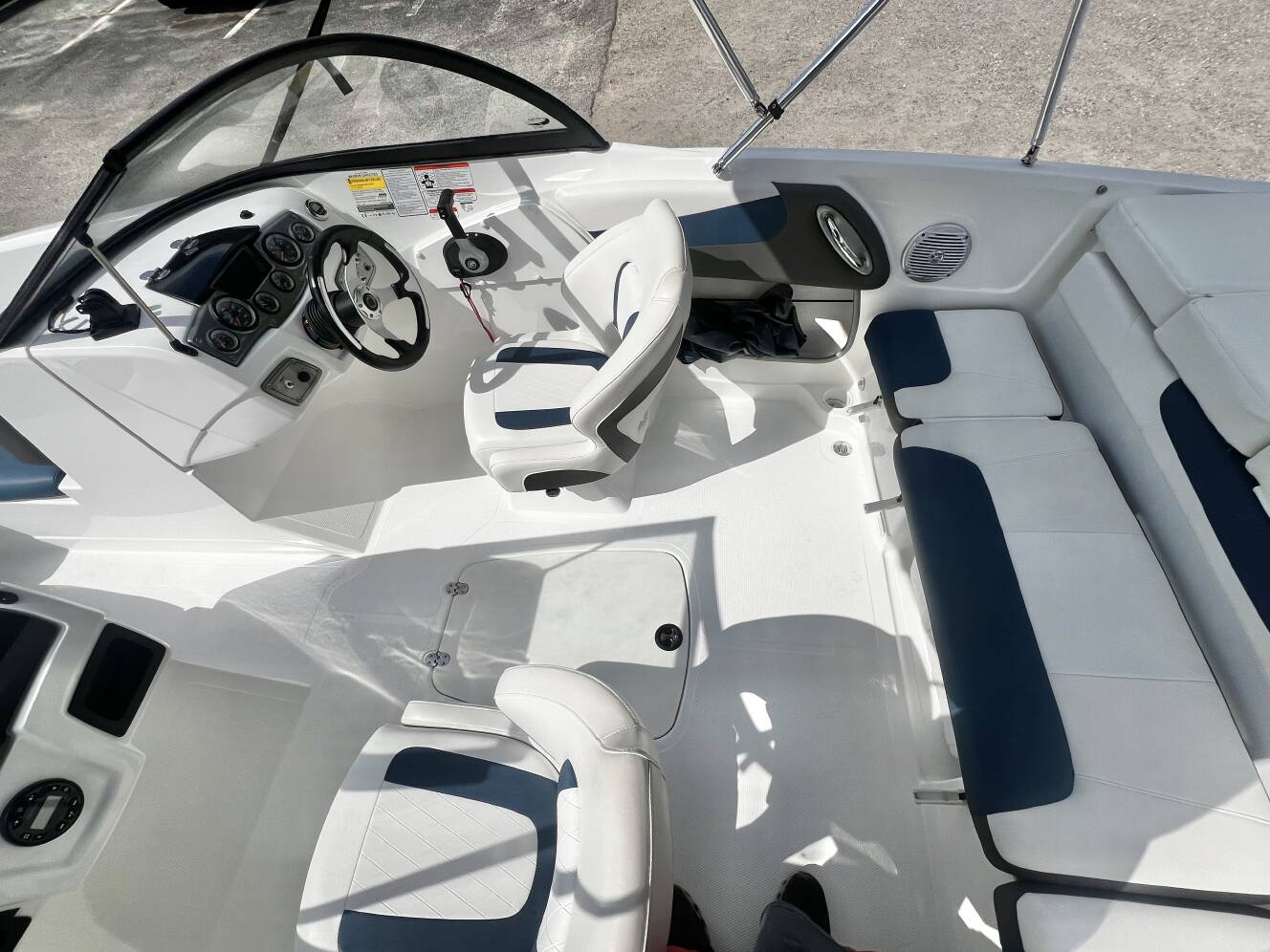 A photo of this 2022 Tahoe 200 S Bowrider