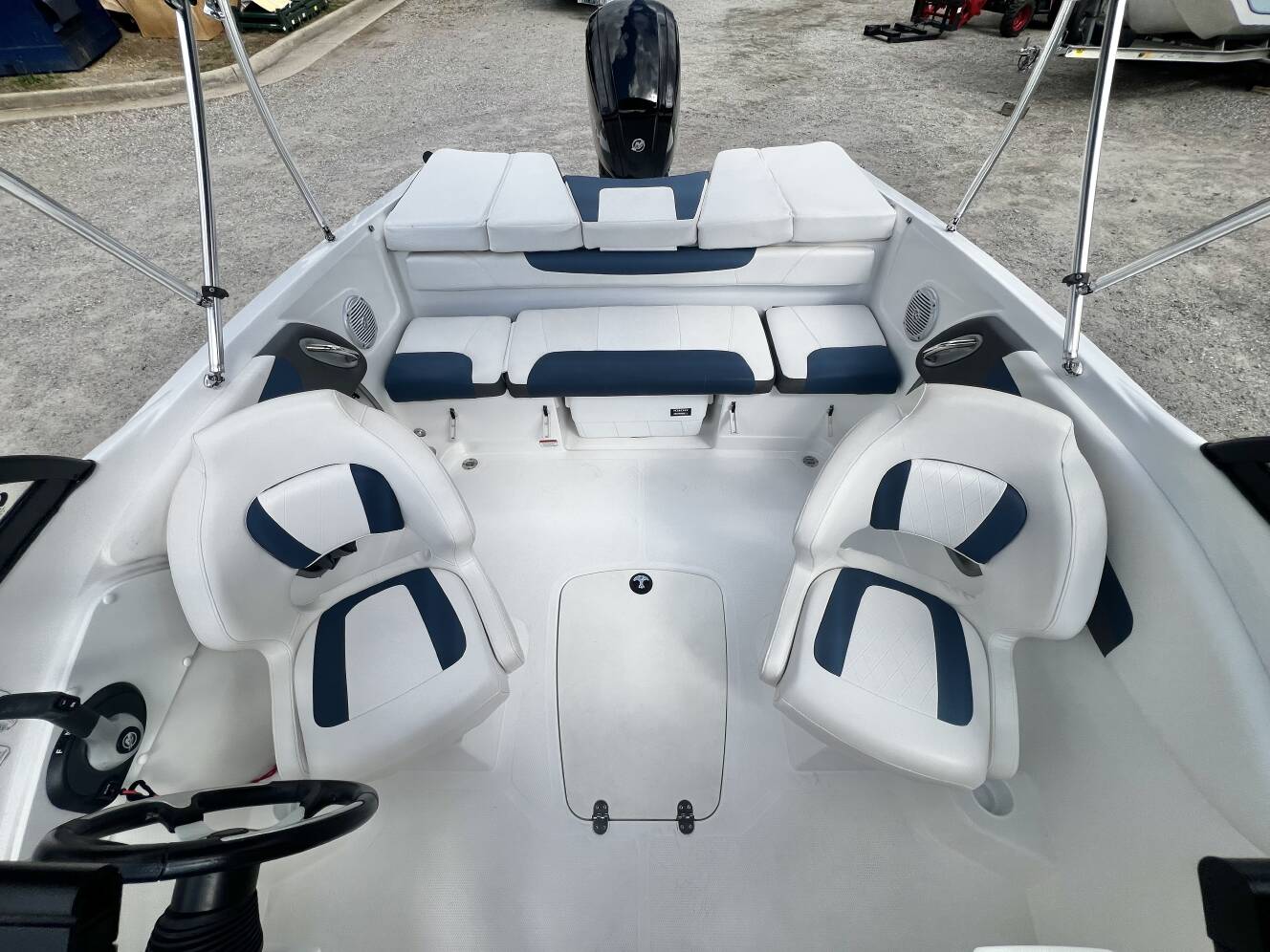 A photo of this 2022 Tahoe 200 S Bowrider